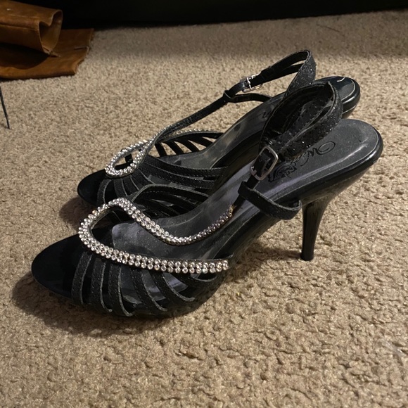 Black heel with gem design - Picture 2 of 3